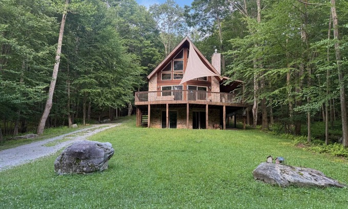 Alpine Lake Apartamento | Porch Paradise | Walk to Lake | Pet Friendly | Sleeps 13