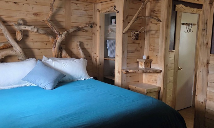 Cedaredge Cabina | “Porch Swings, Starry Skies, and Lodge Life You’ll Love” Unit 4 Cedaredge Lodge