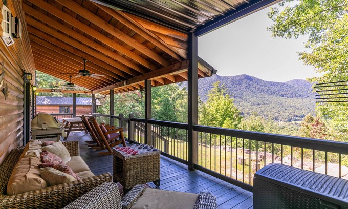 Frank Cabina | Porridge Pot - Log cabin with hot tub and arcade near Marion and Banner Elk!