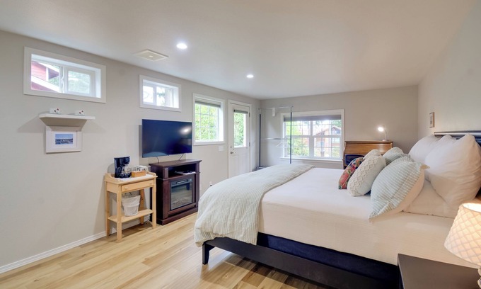 Port Angeles Cabaña | Port Angeles Abode w/ Yard & Guest House!