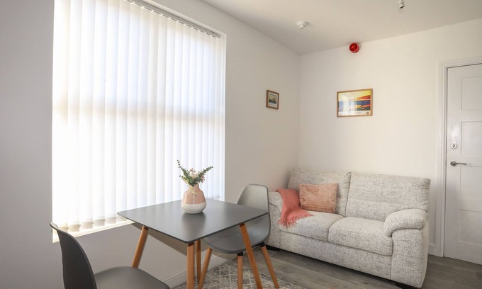 Holyhead Cabaña | PORT APARTMENT 1, pet friendly in Holyhead