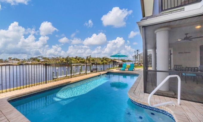 Port Charlotte Casa | Port Charlotte 4 Bedroom Pool Vacation Home on Canal