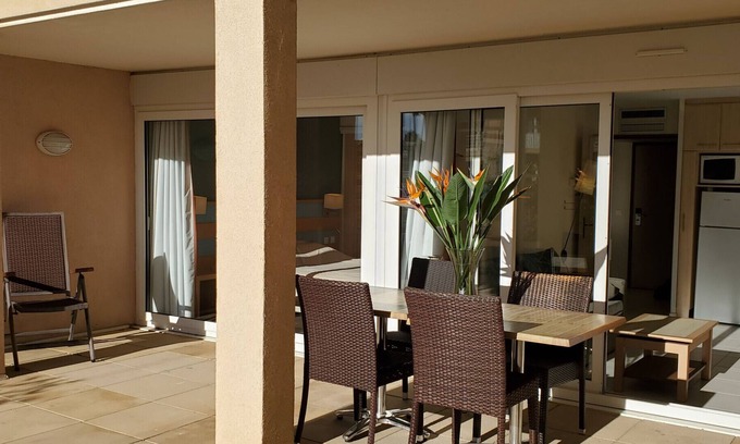 Frejus Port Apartamento | Port-Fréjus, Cap Hermès, 2/3 habitaciones de 50 m2, WIFI,6 camas, piscina, aire acondicionado, aparcamiento, acceso directo a la playa, gran terraza de 50 m2 para una agradable estancia al sol, relajación y ocio.