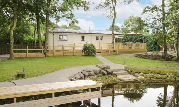 Athlone Cabaña | PORT HERON LODGE, pet friendly in Glasson, County Westmeath