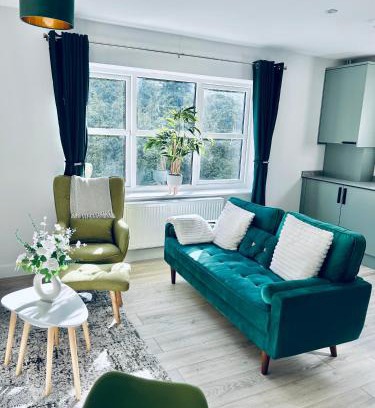 Dover Apartamento | Port of Dover Apartments, quiet location with Castle Views and off road parking
