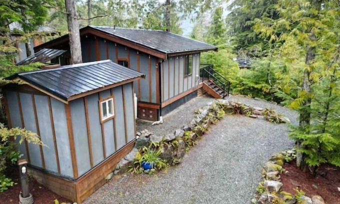 Port Renfrew Cabina | Port Place Cabin and Bunkhouse on an overlooking Bluff