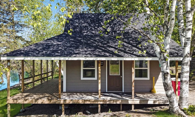 Portage Lake Cabina | Portage Lakeside Cabins, The Bear's Den