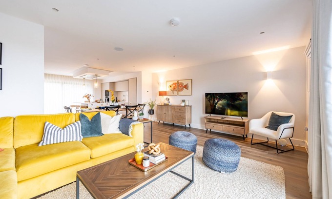 Porth Cabaña | PORTH BEACH VILLA, pet friendly, luxury holiday cottage in Newquay