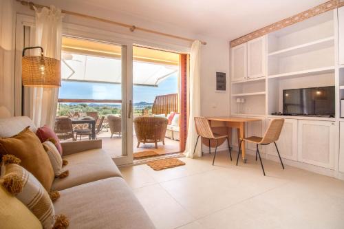 Portisco Apartamento | Portisco Bouganville Seaside Charm Flat W/Veranda
