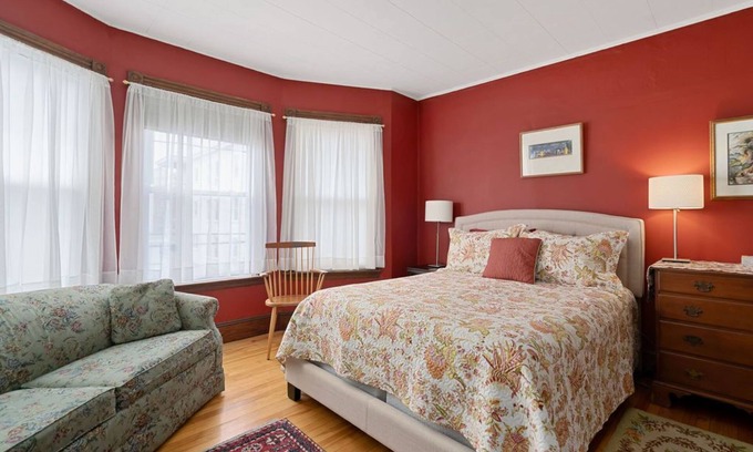 Munjoy Hill Cama Y Desayuno | Habitación de B & B en Portland, a pasos de Eastern Prom y de la playa, ¡y cerca de la ciudad también!