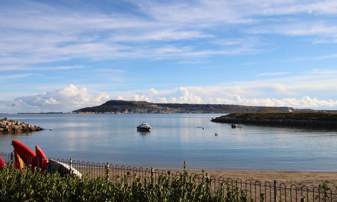 Wyke Regis Cabaña | PORTLAND PEBBLE, pet friendly, country holiday cottage in Wyke Regis