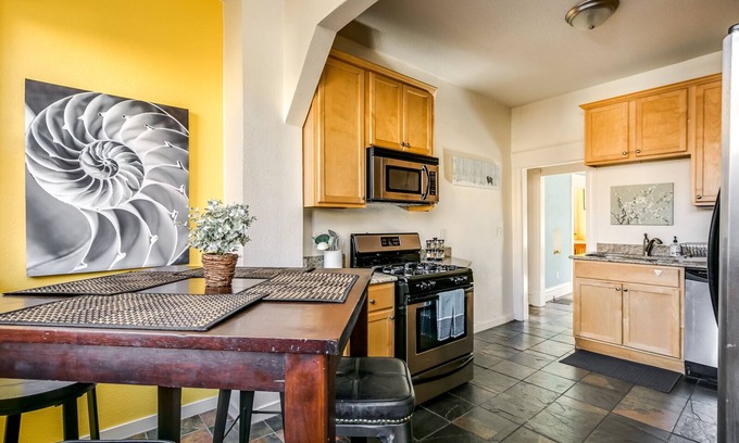 Newlands Apartamento | Portland Place 1- 5min walk→PearlSt | 1000mbps | 55"TV | King | W/D