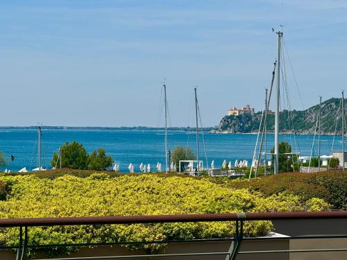 Portopiccolo Apartamento | Portopiccolo Apartments - Giardino vista castello