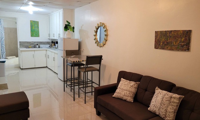 Woodbrook Apartamento | (POS) New Town charm steps away from carnival center, dining, club, the Savanah