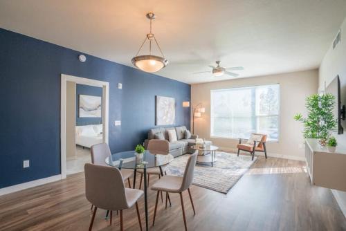 Tempe Apartamento | Posh 2BD - Gym, Pool, Parking, W-D - Sleeps 8
