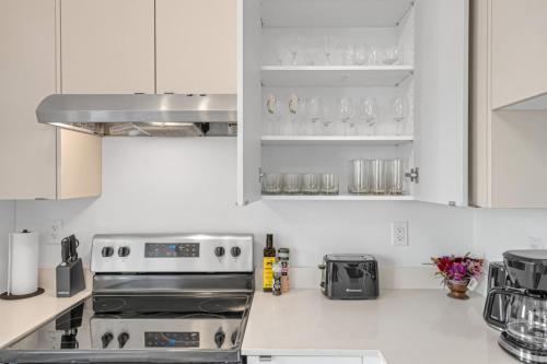 Burlington Casa | Posh 4 Bed Home with Backyard in Great Location