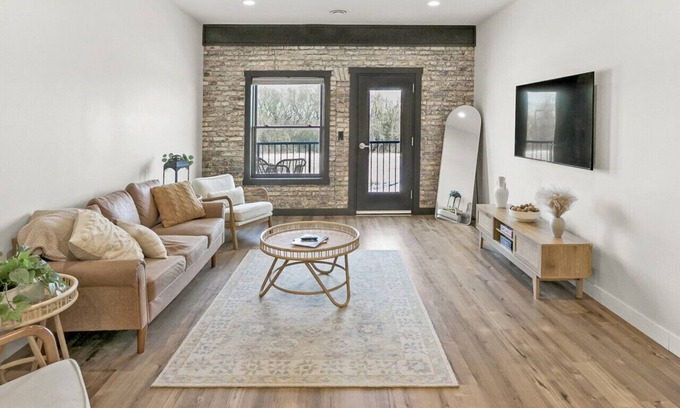 Dilworth Condominio | Posh Condo in the Amazing Rail District!
