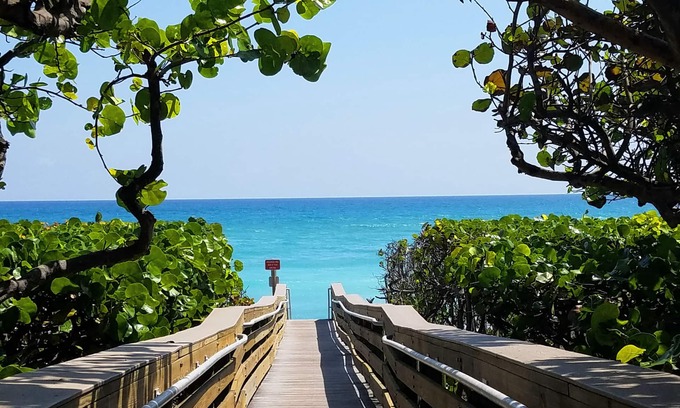 Jupiter Casa | POSHPADZ Presents Villa Tranquila- Private Pool & Tiki Close to Beach Sleeps 10