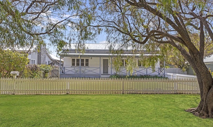 Busselton Casa | Possum Cottage on Adelaide St, 3 bedroom 2 bathroom walk to beach jetty and town