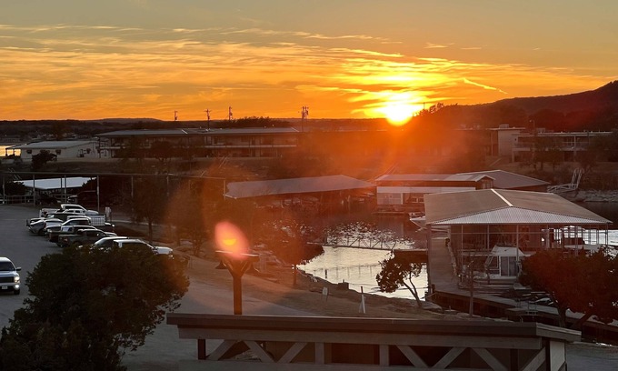 Graford Condominio | Possum Kingdom Lake Luxury, Upgraded Lakefront Condo w Breathtaking Water View