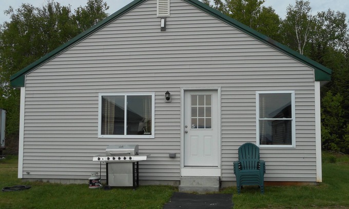 Shirley Cabina | Post and beam cabin with queen size and bunk
