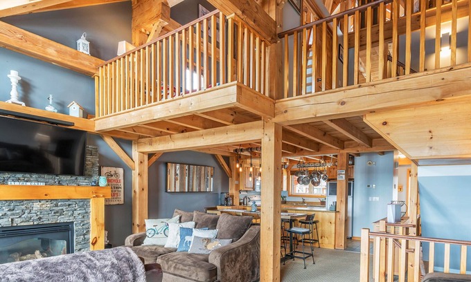 Big White Ski Resort Chalet De Esquí | Casa adosada de cuatro niveles con postes y vigas, entrada / salida de esquí, Central Village Loc, capacidad para 10
