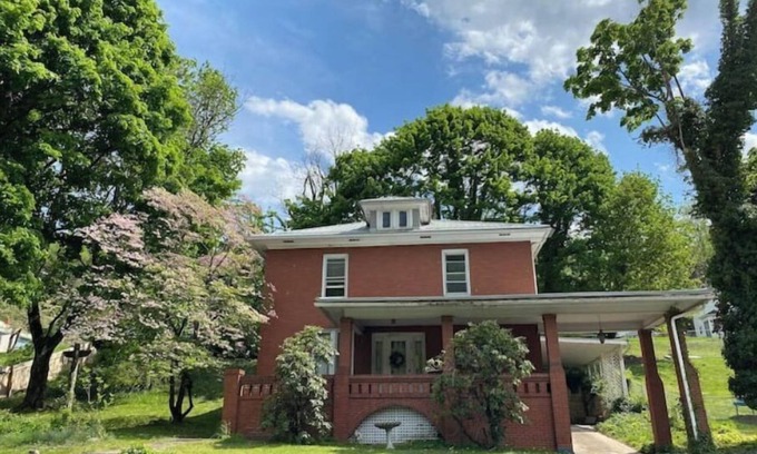 Bellepoint Casa | Potential Stay on Greenbrier Drive