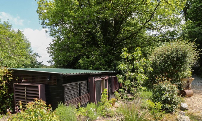 Okehampton Cabaña | POTTING SHED, romantic, character holiday cottage in Okehampton