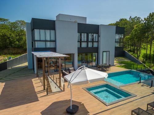 Joaquim Messias Casa | Pousada com piscina, jacuzzi e com vista em Capitólio - Casa Decore
