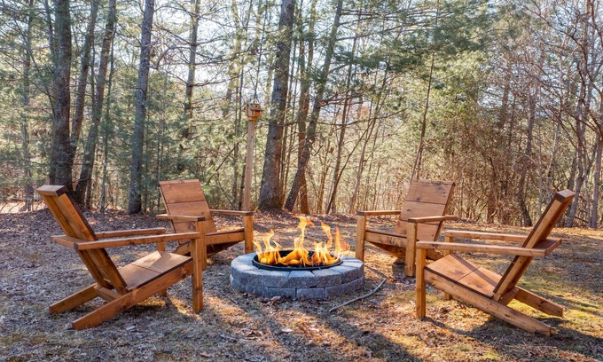 Burnsville Cabina | Power & Water! WiFi Soon! Mtn Views, Majestic Sunsets+Starry Skies by the Fire.