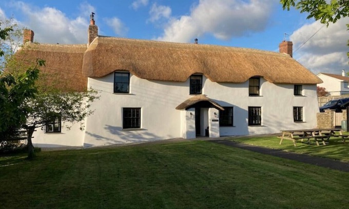 Braunton Casa | Poyers Thatched Farmhouse with Hot Tub