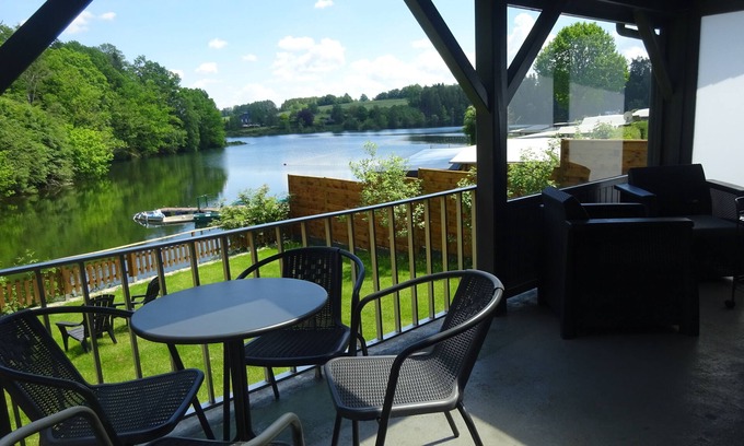 Walk Chalet De Esquí | Prachtig Gelegen Chaletje aan Meer Robertville met Bootje en Kajak