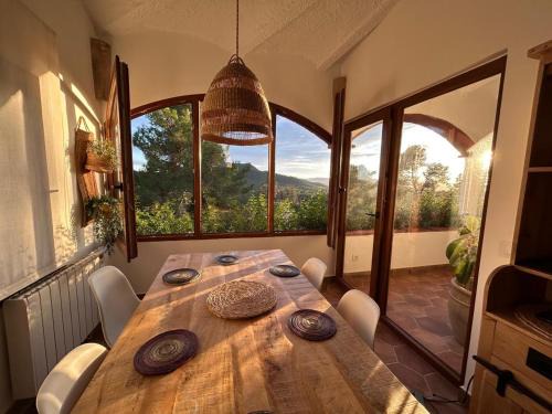 Pals Casa | PRAGA 2 - Encantadora casa con piscina y vistas al bosque!