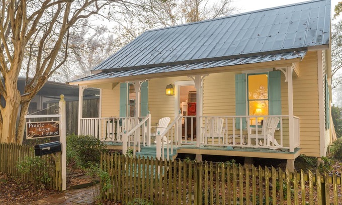 Rayne Cabaña | Prairie Haven: Spacious Private Cottage in Cajun Country with 2 Bedrooms, Jetted Tub, and Garden Views