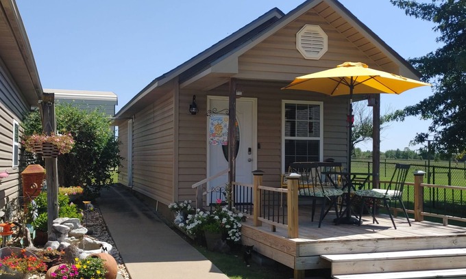 Grove Cabina | Prairie Springs cabin, quiet country setting, but close to everything!