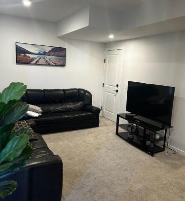 Sage Hill Apartamento | Praise bethel -Homely walkout legal basement in YYC