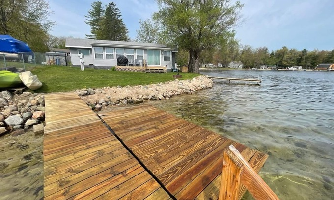 Gladwin Casa | Pratt Lake Peninsula: Enjoy Beautiful Fall Colors and Cozy Lakeside Moments !