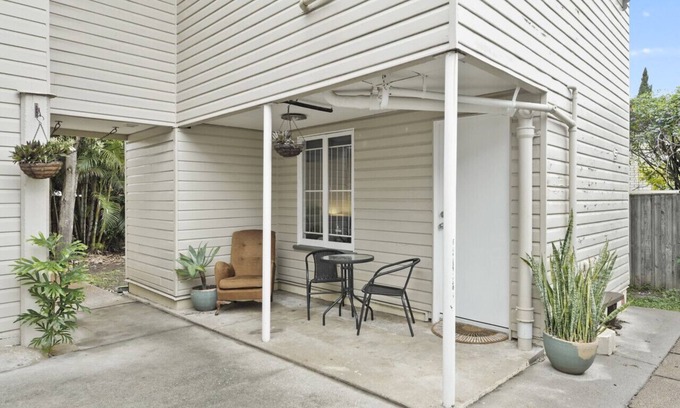 Holland Park West Casa | Premier 1BR Studio Retreat