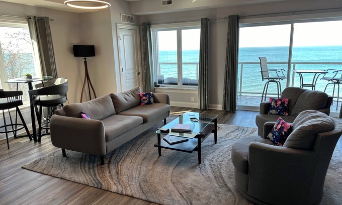 Geneva Condominio | Premier 2 br/3ba Lakefront condo Sleeps 4 Also has Lakeview from Master Bedroom