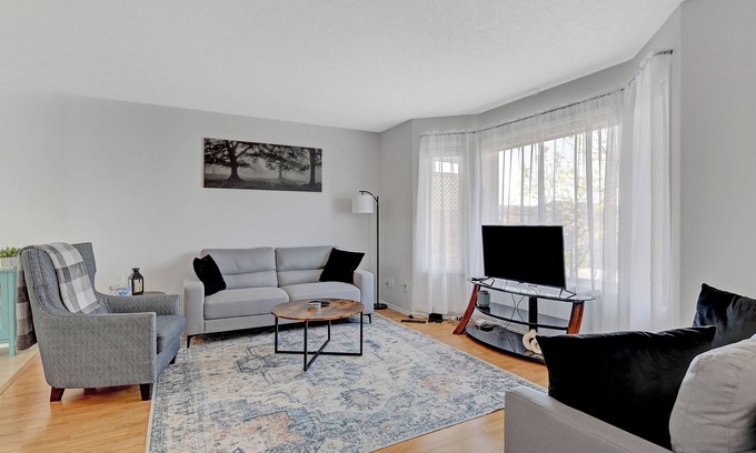 Grande Prairie Casa | Premier 3-Bed Hideaway | Heart of Grande Prairie