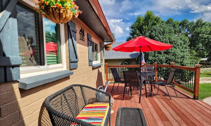 Pleasant Valley Casa | ⭐️Premier location! ⭐️ HIKE into Garden of the Gods right from the house!