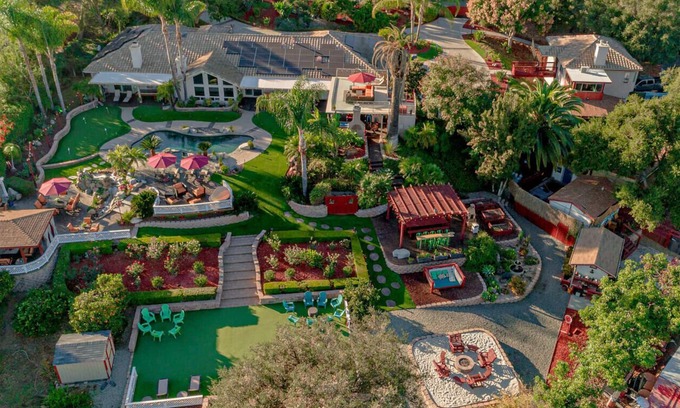 Fallbrook Casa | Una casa de alquiler de estreno que ofrece comodidades y áreas de salón al aire libre como ninguna otra.