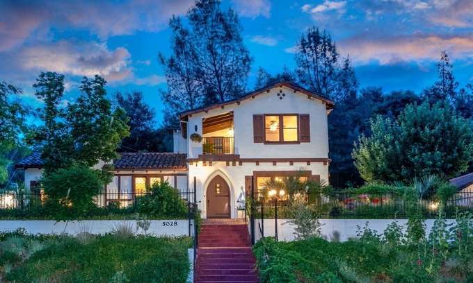 Mariposa Casa | Premier Town Villa en el área de Yosemite con jacuzzi, patios y cancha deportiva
