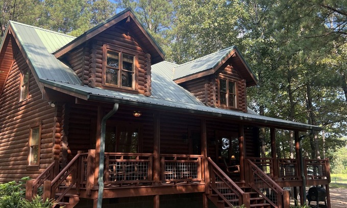 Elrod Cabina | Premiere Family Getaway Cabin Near UA and MSU: Wood Haven Retreat and Farm