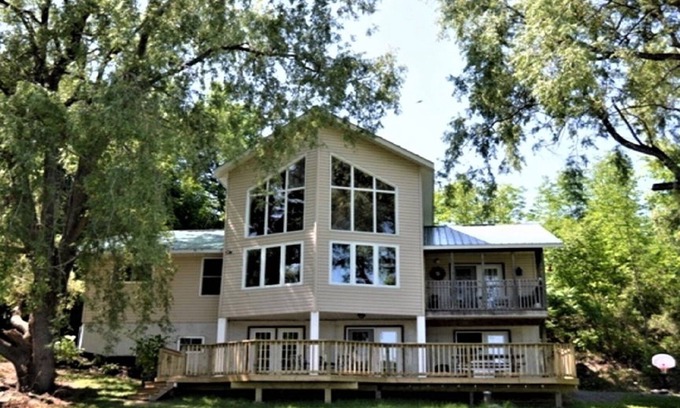 Frontenac Cabaña | Premiere Kingsford Lake Cottage