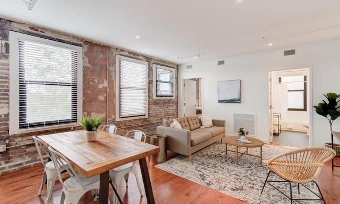 South Main Historic District Apartamento | Premiere Location - Historic w Modern Amenities!