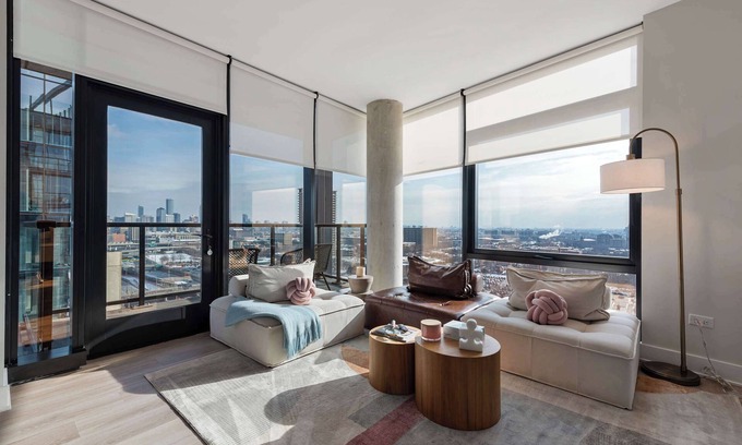 West Loop Apartamento | Premium 2BR with City Views + Easy Access