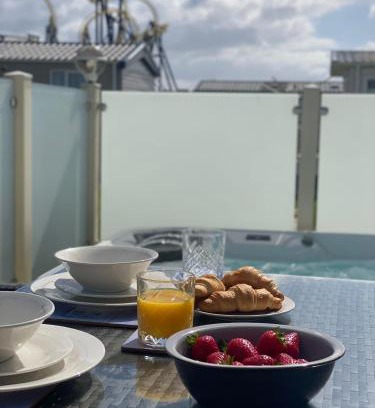 Ingoldmells Casa | Premium accommodation with luxury HOT-TUB and decking area, near Fantasy Island
