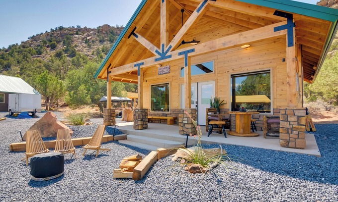 Apple Valley Cabina | Premium Apple Valley Cabin w/Zion Nat’l Park View