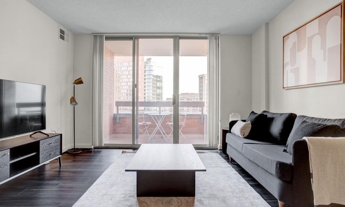 Woodmont Triangle Apartamento | Premium Bethesda 1BR w/ Concierge, Gym, W/D, walk to Metro, by Blueground